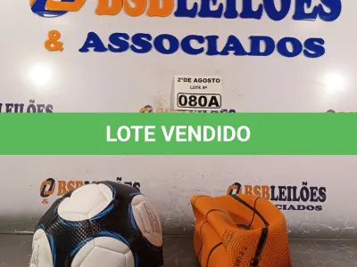LOTE 080 - 01 BOLA DE BASQUETE E 01 BOLA DE FUTEBOL. (NO ESTADO) ATENÇÃO! FAZER A VISITAÇÃO ANTES DE ARREMATAR, NÃO SABEMOS SE FUNCIONA. LEILÃO NÃO TEM GARANTIA E NEM DEVOLUÇÃO, SUJEITO A POSSÍVEIS AVARIAS VISÍVEIS/OCULTAS E/OU AUSÊNCIA DE COMPONENTES.