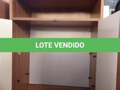 LOTE 600 - 01 ARMÁRIO EM MADEIRA COM 02 PORTAS E 04 PRATELEIRAS. (NO ESTADO) ATENÇÃO! FAZER A VISITAÇÃO ANTES DE ARREMATAR, NÃO SABEMOS SE FUNCIONA. LEILÃO NÃO TEM GARANTIA E NEM DEVOLUÇÃO, SUJEITO A POSSÍVEIS AVARIAS VISÍVEIS/OCULTAS E/OU AUSÊNCIA DE COMPONENTES.