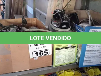 LOTE 165 - 02 FERROS DE PASSAR ROUPAS, VÁRIAS RÉGUAS ELÉTRICAS E SECADORES DE CABELO MARCAS E MODELOS DIVERSOS. (NO ESTADO) ATENÇÃO! FAZER A VISITAÇÃO ANTES DE ARREMATAR, NÃO SABEMOS SE FUNCIONA. LEILÃO NÃO TEM GARANTIA E NEM DEVOLUÇÃO, SUJEITO A POSSÍVEIS AVARIAS VISÍVEIS/OCULTAS E/OU AUSÊNCIA DE COMPONENTES.
