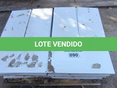 LOTE 090 - 01 LOTE COM REVESTIMENTOS BRANCOS  30CM X 60CM APROXIMADAMENTE 7,20M²(NO ESTADO)