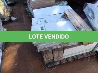 LOTE 078 - 01 LOTE COM PORCELANATO01 LOTE COM REVESTIMENTOS BRANCO 30CM X 60CM APROXIMADAMENTE 41,40M² (NO ESTADO)