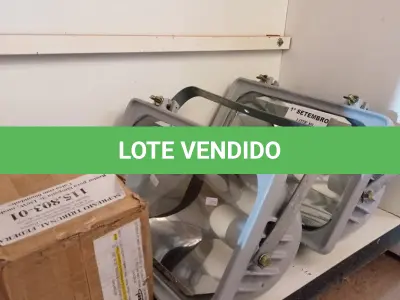 LOTE 235 - 02 LUMINÁRIAS DE PÁTIO E 04 REATORES PARA LÂMPADA VAPOR METÁLICO 150W. (NO ESTADO) ATENÇÃO! FAZER A VISITAÇÃO ANTES DE ARREMATAR, NÃO SABEMOS SE FUNCIONA. LEILÃO NÃO TEM GARANTIA E NEM DEVOLUÇÃO, SUJEITO A POSSÍVEIS AVARIAS VISÍVEIS/OCULTAS E/OU AUSÊNCIA DE COMPONENTES.