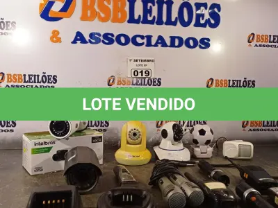LOTE 019 - 05 CÂMERAS DE SEGURANÇA, 02 RÁDIOS E 3 BASES DE RÁDIO COMUNICADOR, 02 MICROFONES E PERIFÉRICOS DIVERSOS. (NO ESTADO) ATENÇÃO! FAZER A VISITAÇÃO ANTES DE ARREMATAR, NÃO SABEMOS SE FUNCIONA. LEILÃO NÃO TEM GARANTIA E NEM DEVOLUÇÃO, SUJEITO A POSSÍVEIS AVARIAS VISÍVEIS/OCULTAS E/OU AUSÊNCIA DE COMPONENTES.