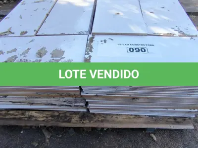 LOTE 090 - 01 LOTE COM REVESTIMENTOS BRANCOS  30CM X 60CM APROXIMADAMENTE 7,20M²(NO ESTADO)