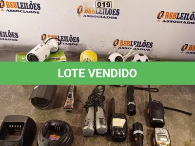 LOTE 019 - 05 CÂMERAS DE SEGURANÇA, 02 RÁDIOS E 3 BASES DE RÁDIO COMUNICADOR, 02 MICROFONES E PERIFÉRICOS DIVERSOS. (NO ESTADO) ATENÇÃO! FAZER A VISITAÇÃO ANTES DE ARREMATAR, NÃO SABEMOS SE FUNCIONA. LEILÃO NÃO TEM GARANTIA E NEM DEVOLUÇÃO, SUJEITO A POSSÍVEIS AVARIAS VISÍVEIS/OCULTAS E/OU AUSÊNCIA DE COMPONENTES.