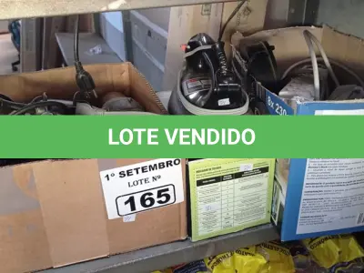 LOTE 165 - 02 FERROS DE PASSAR ROUPAS, VÁRIAS RÉGUAS ELÉTRICAS E SECADORES DE CABELO MARCAS E MODELOS DIVERSOS. (NO ESTADO) ATENÇÃO! FAZER A VISITAÇÃO ANTES DE ARREMATAR, NÃO SABEMOS SE FUNCIONA. LEILÃO NÃO TEM GARANTIA E NEM DEVOLUÇÃO, SUJEITO A POSSÍVEIS AVARIAS VISÍVEIS/OCULTAS E/OU AUSÊNCIA DE COMPONENTES.