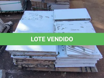LOTE 076 - 01 LOTE COM REVESTIMENTOS BRANCO 30 CM X 60CM APROXIMADAMENTE 41,40M²(NO ESTADO)