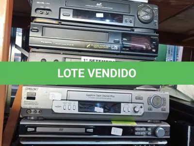 LOTE 156 - 05 VIDEOCASSETE E 03 APARELHOS DE DVD MARCAS E MODELOS DIVERSOS. (NO ESTADO) ATENÇÃO! FAZER A VISITAÇÃO ANTES DE ARREMATAR, NÃO SABEMOS SE FUNCIONA. LEILÃO NÃO TEM GARANTIA E NEM DEVOLUÇÃO, SUJEITO A POSSÍVEIS AVARIAS VISÍVEIS/OCULTAS E/OU AUSÊNCIA DE COMPONENTES.