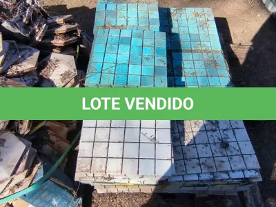 LOTE 097 - 01 LOTE COM PASTILHAS VERDE(160 PÇ) E BRANCO (100 PÇ) APROXIMADAMENTE 16,25M²(NO ESTADO)
