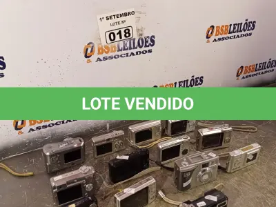 LOTE 018 - 01 LOTE COM VÁRIAS CÂMERAS FOTOGRÁFICAS MARCAS E MODELOS DIVERSOS. (NO ESTADO) ATENÇÃO! FAZER A VISITAÇÃO ANTES DE ARREMATAR, NÃO SABEMOS SE FUNCIONA. LEILÃO NÃO TEM GARANTIA E NEM DEVOLUÇÃO, SUJEITO A POSSÍVEIS AVARIAS VISÍVEIS/OCULTAS E/OU AUSÊNCIA DE COMPONENTES.