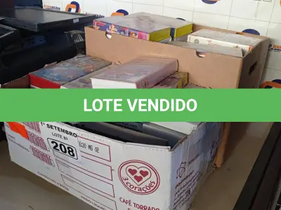 LOTE 208 - 01 LOTE COM VÁRIAS FITAS VHS DE TÍTULOS DIVERSOS. (NO ESTADO) ATENÇÃO! FAZER A VISITAÇÃO ANTES DE ARREMATAR, NÃO SABEMOS SE FUNCIONA. LEILÃO NÃO TEM GARANTIA E NEM DEVOLUÇÃO, SUJEITO A POSSÍVEIS AVARIAS VISÍVEIS/OCULTAS E/OU AUSÊNCIA DE COMPONENTES.