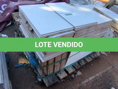 LOTE 080 - 01 LOTE COM REVESTIMENTOS BRANCO 30 CM X 60CM APROXIMADAMENTE 41,40M²(NO ESTADO)