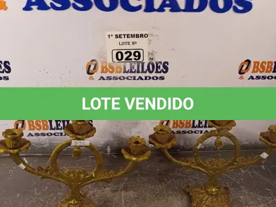 LOTE 029 - 02 CANDELABROS EM METAL. (NO ESTADO) ATENÇÃO! FAZER A VISITAÇÃO ANTES DE ARREMATAR, NÃO SABEMOS SE FUNCIONA. LEILÃO NÃO TEM GARANTIA E NEM DEVOLUÇÃO, SUJEITO A POSSÍVEIS AVARIAS VISÍVEIS/OCULTAS E/OU AUSÊNCIA DE COMPONENTES.