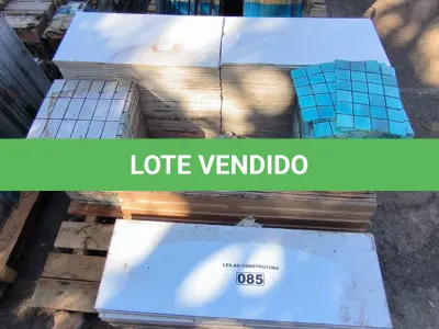 LOTE 085 - 01 LOTE COM REVESTIMENTOS BRANCOS  30CM X 60CM E PARTILHAS VERDE 83 E BRANCAS 65  APROXIMADAMENTE 54,66M²(NO ESTADO)