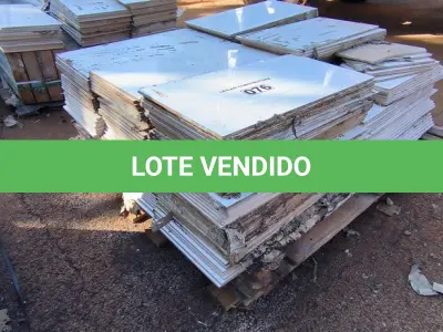 LOTE 076 - 01 LOTE COM REVESTIMENTOS BRANCO 30 CM X 60CM APROXIMADAMENTE 41,40M²(NO ESTADO)