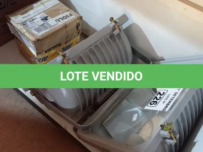 LOTE 226 - 02 LUMINÁRIAS DE PÁTIO E 04 REATORES PARA LÂMPADA VAPOR METÁLICO 150W. (NO ESTADO) ATENÇÃO! FAZER A VISITAÇÃO ANTES DE ARREMATAR, NÃO SABEMOS SE FUNCIONA. LEILÃO NÃO TEM GARANTIA E NEM DEVOLUÇÃO, SUJEITO A POSSÍVEIS AVARIAS VISÍVEIS/OCULTAS E/OU AUSÊNCIA DE COMPONENTES.