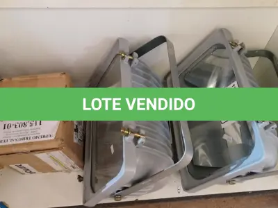 LOTE 235 - 02 LUMINÁRIAS DE PÁTIO E 04 REATORES PARA LÂMPADA VAPOR METÁLICO 150W. (NO ESTADO) ATENÇÃO! FAZER A VISITAÇÃO ANTES DE ARREMATAR, NÃO SABEMOS SE FUNCIONA. LEILÃO NÃO TEM GARANTIA E NEM DEVOLUÇÃO, SUJEITO A POSSÍVEIS AVARIAS VISÍVEIS/OCULTAS E/OU AUSÊNCIA DE COMPONENTES.