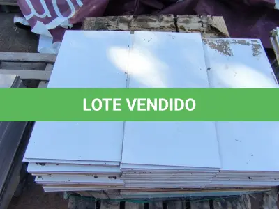 LOTE 080 - 01 LOTE COM REVESTIMENTOS BRANCO 30 CM X 60CM APROXIMADAMENTE 41,40M²(NO ESTADO)