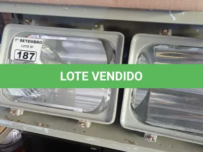 LOTE 187 - 02 LUMINÁRIAS DE PÁTIO E 02 REATORES PARA LÂMPADA VAPOR METÁLICO 150W. (NO ESTADO) ATENÇÃO! FAZER A VISITAÇÃO ANTES DE ARREMATAR, NÃO SABEMOS SE FUNCIONA. LEILÃO NÃO TEM GARANTIA E NEM DEVOLUÇÃO, SUJEITO A POSSÍVEIS AVARIAS VISÍVEIS/OCULTAS E/OU AUSÊNCIA DE COMPONENTES.