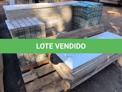LOTE 085 - 01 LOTE COM REVESTIMENTOS BRANCOS  30CM X 60CM E PARTILHAS VERDE 83 E BRANCAS 65  APROXIMADAMENTE 54,66M²(NO ESTADO)