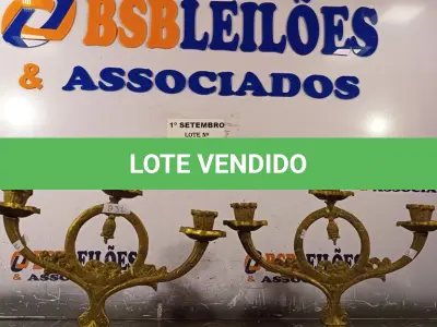 LOTE 029 - 02 CANDELABROS EM METAL. (NO ESTADO) ATENÇÃO! FAZER A VISITAÇÃO ANTES DE ARREMATAR, NÃO SABEMOS SE FUNCIONA. LEILÃO NÃO TEM GARANTIA E NEM DEVOLUÇÃO, SUJEITO A POSSÍVEIS AVARIAS VISÍVEIS/OCULTAS E/OU AUSÊNCIA DE COMPONENTES.