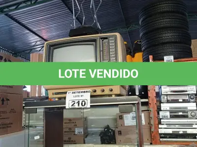 LOTE 210 - 01 RACK EM MADEIRA COM TAMPO DE VIDRO, 01 TV DE TUBO E 01 ANTENA INTERNA. (NO ESTADO) ATENÇÃO! FAZER A VISITAÇÃO ANTES DE ARREMATAR, NÃO SABEMOS SE FUNCIONA. LEILÃO NÃO TEM GARANTIA E NEM DEVOLUÇÃO, SUJEITO A POSSÍVEIS AVARIAS VISÍVEIS/OCULTAS E/OU AUSÊNCIA DE COMPONENTES.