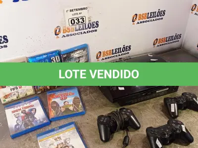 LOTE 033 - 01 PS3 COM 02 CONTROLES, 01 JOGO PS3 FIFA-12, VÁRIOS CDS BLU-RAY. (NO ESTADO) ATENÇÃO! FAZER A VISITAÇÃO ANTES DE ARREMATAR, NÃO SABEMOS SE FUNCIONA. LEILÃO NÃO TEM GARANTIA E NEM DEVOLUÇÃO, SUJEITO A POSSÍVEIS AVARIAS VISÍVEIS/OCULTAS E/OU AUSÊNCIA DE COMPONENTES.
