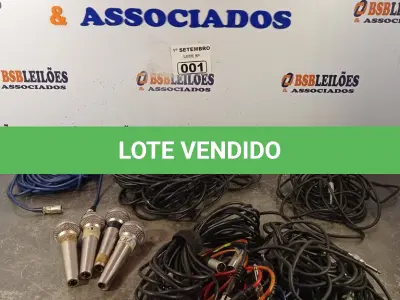 LOTE 001 - 01 LOTE COM VÁRIOS COM VÁRIOS MICROFONES E CABOS MARCAS E MODELOS DIVERSOS. (NO ESTADO) ATENÇÃO! FAZER A VISITAÇÃO ANTES DE ARREMATAR, NÃO SABEMOS SE FUNCIONA. LEILÃO NÃO TEM GARANTIA E NEM DEVOLUÇÃO, SUJEITO A POSSÍVEIS AVARIAS VISÍVEIS/OCULTAS E/OU AUSÊNCIA DE COMPONENTES.