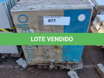 LOTE 077 - 01 LOTE COM PORCELANATO BIANCO PIGHES 90CM X 90CM APROXIMADAMENTE 21,06M²(NO ESTADO)