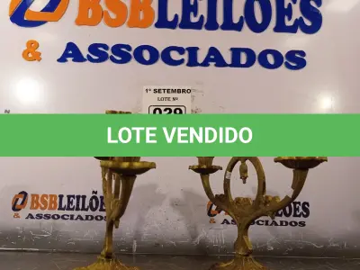 LOTE 029 - 02 CANDELABROS EM METAL. (NO ESTADO) ATENÇÃO! FAZER A VISITAÇÃO ANTES DE ARREMATAR, NÃO SABEMOS SE FUNCIONA. LEILÃO NÃO TEM GARANTIA E NEM DEVOLUÇÃO, SUJEITO A POSSÍVEIS AVARIAS VISÍVEIS/OCULTAS E/OU AUSÊNCIA DE COMPONENTES.