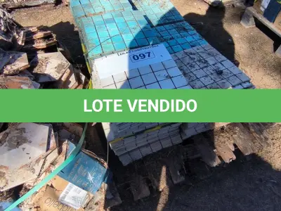 LOTE 097 - 01 LOTE COM PASTILHAS VERDE(160 PÇ) E BRANCO (100 PÇ) APROXIMADAMENTE 16,25M²(NO ESTADO)
