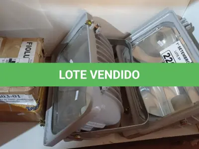 LOTE 226 - 02 LUMINÁRIAS DE PÁTIO E 04 REATORES PARA LÂMPADA VAPOR METÁLICO 150W. (NO ESTADO) ATENÇÃO! FAZER A VISITAÇÃO ANTES DE ARREMATAR, NÃO SABEMOS SE FUNCIONA. LEILÃO NÃO TEM GARANTIA E NEM DEVOLUÇÃO, SUJEITO A POSSÍVEIS AVARIAS VISÍVEIS/OCULTAS E/OU AUSÊNCIA DE COMPONENTES.