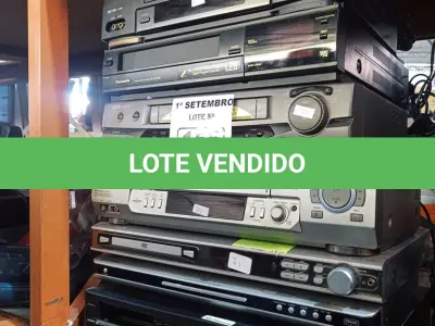 LOTE 156 - 05 VIDEOCASSETE E 03 APARELHOS DE DVD MARCAS E MODELOS DIVERSOS. (NO ESTADO) ATENÇÃO! FAZER A VISITAÇÃO ANTES DE ARREMATAR, NÃO SABEMOS SE FUNCIONA. LEILÃO NÃO TEM GARANTIA E NEM DEVOLUÇÃO, SUJEITO A POSSÍVEIS AVARIAS VISÍVEIS/OCULTAS E/OU AUSÊNCIA DE COMPONENTES.