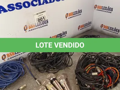 LOTE 001 - 01 LOTE COM VÁRIOS COM VÁRIOS MICROFONES E CABOS MARCAS E MODELOS DIVERSOS. (NO ESTADO) ATENÇÃO! FAZER A VISITAÇÃO ANTES DE ARREMATAR, NÃO SABEMOS SE FUNCIONA. LEILÃO NÃO TEM GARANTIA E NEM DEVOLUÇÃO, SUJEITO A POSSÍVEIS AVARIAS VISÍVEIS/OCULTAS E/OU AUSÊNCIA DE COMPONENTES.