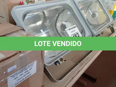 LOTE 482 - 02 LUMINÁRIAS DE PÁTIO E 04 REATORES PARA LÂMPADA VAPOR METÁLICO 150W. (NO ESTADO) ATENÇÃO! FAZER A VISITAÇÃO ANTES DE ARREMATAR, NÃO SABEMOS SE FUNCIONA. LEILÃO NÃO TEM GARANTIA E NEM DEVOLUÇÃO, SUJEITO A POSSÍVEIS AVARIAS VISÍVEIS/OCULTAS E/OU AUSÊNCIA DE COMPONENTES.