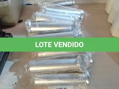 LOTE 303 - 01 LOTE COM VÁRIOS PÉS PARA GUARDA-ROUPAS. (NO ESTADO) ATENÇÃO! FAZER A VISITAÇÃO ANTES DE ARREMATAR, NÃO SABEMOS SE FUNCIONA. LEILÃO NÃO TEM GARANTIA E NEM DEVOLUÇÃO, SUJEITO A POSSÍVEIS AVARIAS VISÍVEIS/OCULTAS E/OU AUSÊNCIA DE COMPONENTES.