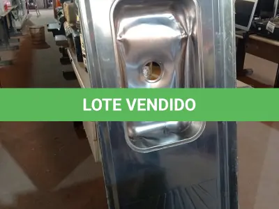 LOTE 296 - 01 PIA EM AÇO INOX CIMENTADA COM 01 CUBA MEDINDO 1,80M X 0,53CM. (NO ESTADO) ATENÇÃO! FAZER A VISITAÇÃO ANTES DE ARREMATAR, NÃO SABEMOS SE FUNCIONA. LEILÃO NÃO TEM GARANTIA E NEM DEVOLUÇÃO, SUJEITO A POSSÍVEIS AVARIAS VISÍVEIS/OCULTAS E/OU AUSÊNCIA DE COMPONENTES.