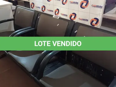 LOTE 526 - 01 LONGARINA DE 03 LUGARES. (NO ESTADO) ATENÇÃO! FAZER A VISITAÇÃO ANTES DE ARREMATAR, NÃO SABEMOS SE FUNCIONA. LEILÃO NÃO TEM GARANTIA E NEM DEVOLUÇÃO, SUJEITO A POSSÍVEIS AVARIAS VISÍVEIS/OCULTAS E/OU AUSÊNCIA DE COMPONENTES.