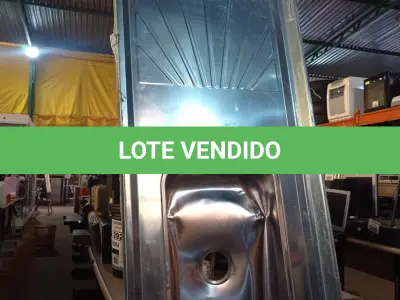 LOTE 296 - 01 PIA EM AÇO INOX CIMENTADA COM 01 CUBA MEDINDO 1,80M X 0,53CM. (NO ESTADO) ATENÇÃO! FAZER A VISITAÇÃO ANTES DE ARREMATAR, NÃO SABEMOS SE FUNCIONA. LEILÃO NÃO TEM GARANTIA E NEM DEVOLUÇÃO, SUJEITO A POSSÍVEIS AVARIAS VISÍVEIS/OCULTAS E/OU AUSÊNCIA DE COMPONENTES.