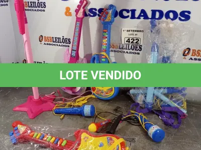 LOTE 422 - 01 LOTE COM VÁRIAS GUITARRAS E MICROFONES DE BRINQUEDO. (NO ESTADO) ATENÇÃO! FAZER A VISITAÇÃO ANTES DE ARREMATAR, NÃO SABEMOS SE FUNCIONA. LEILÃO NÃO TEM GARANTIA E NEM DEVOLUÇÃO, SUJEITO A POSSÍVEIS AVARIAS VISÍVEIS/OCULTAS E/OU AUSÊNCIA DE COMPONENTES.