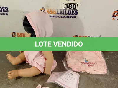 LOTE 380 - 01 BONECA BEBE REBORN. (NO ESTADO) ATENÇÃO! FAZER A VISITAÇÃO ANTES DE ARREMATAR, NÃO SABEMOS SE FUNCIONA. LEILÃO NÃO TEM GARANTIA E NEM DEVOLUÇÃO, SUJEITO A POSSÍVEIS AVARIAS VISÍVEIS/OCULTAS E/OU AUSÊNCIA DE COMPONENTES.