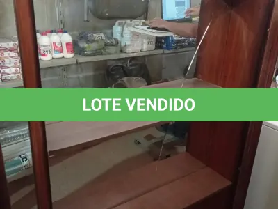 LOTE 524 - 01 ESTANTE EM MADEIRA. (NO ESTADO) ATENÇÃO! FAZER A VISITAÇÃO ANTES DE ARREMATAR, NÃO SABEMOS SE FUNCIONA. LEILÃO NÃO TEM GARANTIA E NEM DEVOLUÇÃO, SUJEITO A POSSÍVEIS AVARIAS VISÍVEIS/OCULTAS E/OU AUSÊNCIA DE COMPONENTES.