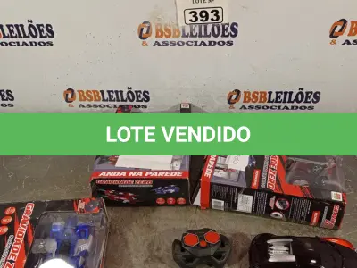LOTE 393 - 03 CARRINHOS DE CONTROLE REMOTO. (NO ESTADO) ATENÇÃO! FAZER A VISITAÇÃO ANTES DE ARREMATAR, NÃO SABEMOS SE FUNCIONA. LEILÃO NÃO TEM GARANTIA E NEM DEVOLUÇÃO, SUJEITO A POSSÍVEIS AVARIAS VISÍVEIS/OCULTAS E/OU AUSÊNCIA DE COMPONENTES.