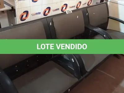 LOTE 526 - 01 LONGARINA DE 03 LUGARES. (NO ESTADO) ATENÇÃO! FAZER A VISITAÇÃO ANTES DE ARREMATAR, NÃO SABEMOS SE FUNCIONA. LEILÃO NÃO TEM GARANTIA E NEM DEVOLUÇÃO, SUJEITO A POSSÍVEIS AVARIAS VISÍVEIS/OCULTAS E/OU AUSÊNCIA DE COMPONENTES.