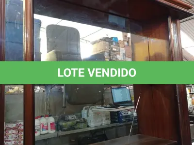 LOTE 524 - 01 ESTANTE EM MADEIRA. (NO ESTADO) ATENÇÃO! FAZER A VISITAÇÃO ANTES DE ARREMATAR, NÃO SABEMOS SE FUNCIONA. LEILÃO NÃO TEM GARANTIA E NEM DEVOLUÇÃO, SUJEITO A POSSÍVEIS AVARIAS VISÍVEIS/OCULTAS E/OU AUSÊNCIA DE COMPONENTES.