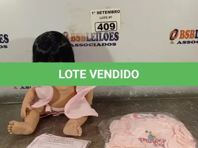 LOTE 409 - 01 BONECA BEBE REBORN. (NO ESTADO) ATENÇÃO! FAZER A VISITAÇÃO ANTES DE ARREMATAR, NÃO SABEMOS SE FUNCIONA. LEILÃO NÃO TEM GARANTIA E NEM DEVOLUÇÃO, SUJEITO A POSSÍVEIS AVARIAS VISÍVEIS/OCULTAS E/OU AUSÊNCIA DE COMPONENTES.