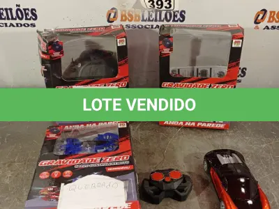 LOTE 393 - 03 CARRINHOS DE CONTROLE REMOTO. (NO ESTADO) ATENÇÃO! FAZER A VISITAÇÃO ANTES DE ARREMATAR, NÃO SABEMOS SE FUNCIONA. LEILÃO NÃO TEM GARANTIA E NEM DEVOLUÇÃO, SUJEITO A POSSÍVEIS AVARIAS VISÍVEIS/OCULTAS E/OU AUSÊNCIA DE COMPONENTES.