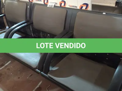 LOTE 528 - 01 LONGARINA DE 03 LUGARES. (NO ESTADO) ATENÇÃO! FAZER A VISITAÇÃO ANTES DE ARREMATAR, NÃO SABEMOS SE FUNCIONA. LEILÃO NÃO TEM GARANTIA E NEM DEVOLUÇÃO, SUJEITO A POSSÍVEIS AVARIAS VISÍVEIS/OCULTAS E/OU AUSÊNCIA DE COMPONENTES.