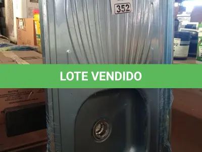 LOTE 352 - 01 PIA EM AÇO INOX CIMENTADA COM 01 CUBA MEDINDO 1,20M X 0,53CM. (NO ESTADO) ATENÇÃO! FAZER A VISITAÇÃO ANTES DE ARREMATAR, NÃO SABEMOS SE FUNCIONA. LEILÃO NÃO TEM GARANTIA E NEM DEVOLUÇÃO, SUJEITO A POSSÍVEIS AVARIAS VISÍVEIS/OCULTAS E/OU AUSÊNCIA DE COMPONENTES.
