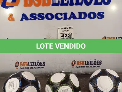 LOTE 423 - 03 BOLAS DE FUTEBOL. (NO ESTADO) ATENÇÃO! FAZER A VISITAÇÃO ANTES DE ARREMATAR, NÃO SABEMOS SE FUNCIONA. LEILÃO NÃO TEM GARANTIA E NEM DEVOLUÇÃO, SUJEITO A POSSÍVEIS AVARIAS VISÍVEIS/OCULTAS E/OU AUSÊNCIA DE COMPONENTES.